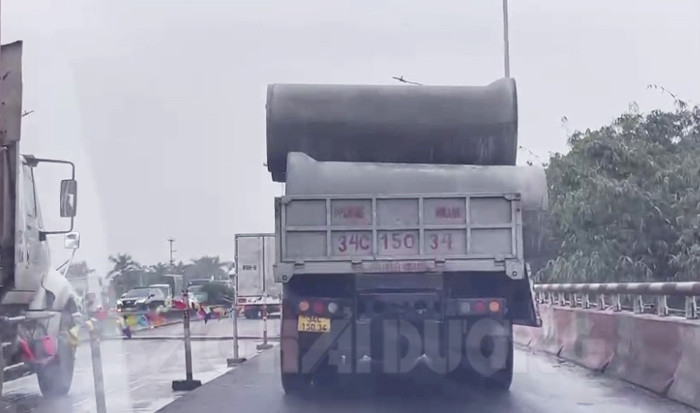 [Video] Xe chở ống bê tông không chằng buộc nghênh ngang trên quốc lộ 5